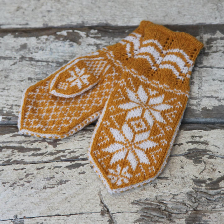 Rose Mittens by Berit Løkken in Ask