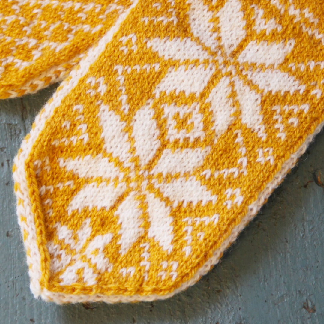 Rose Mittens by Berit Løkken in Ask