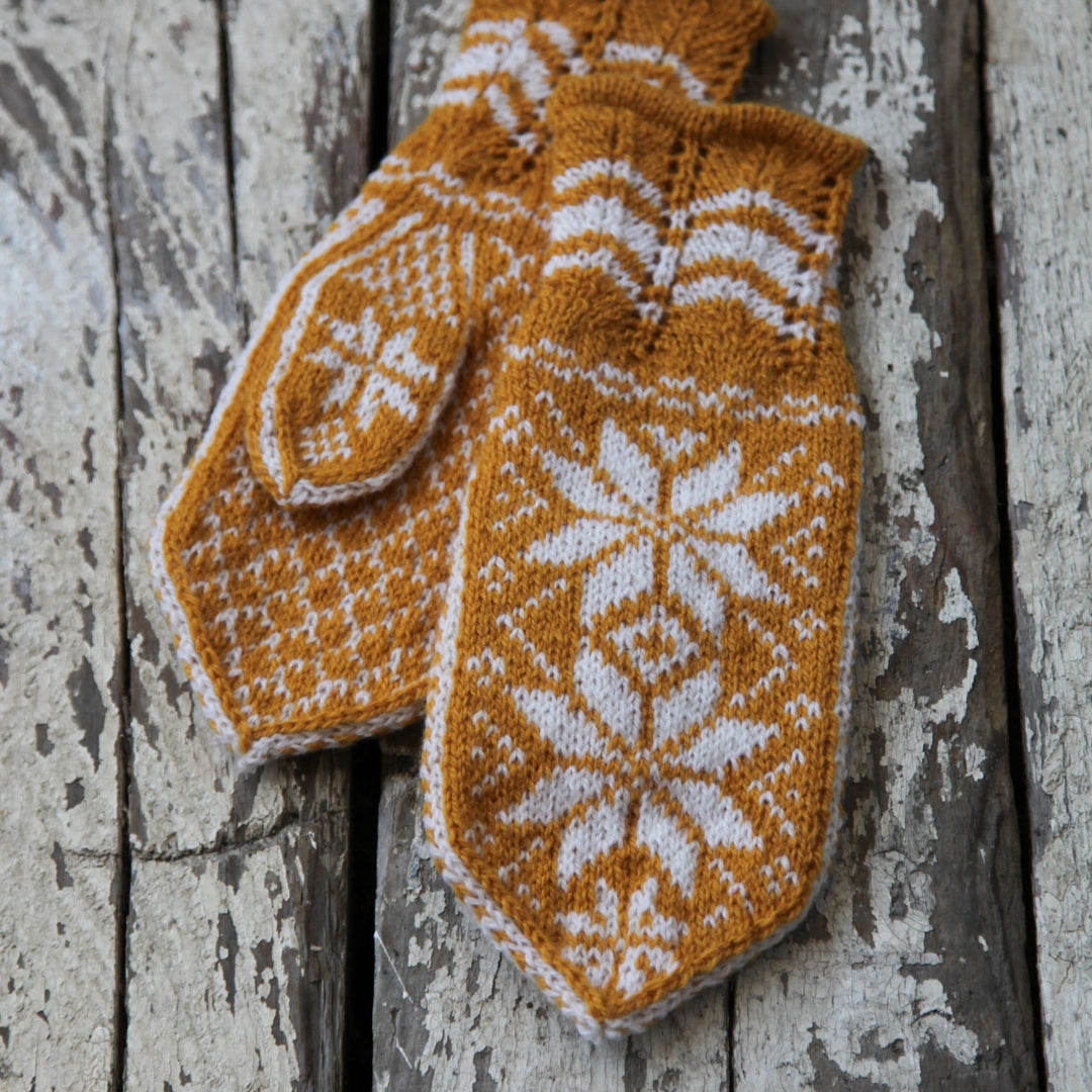 Rose Mittens by Berit Løkken in Ask