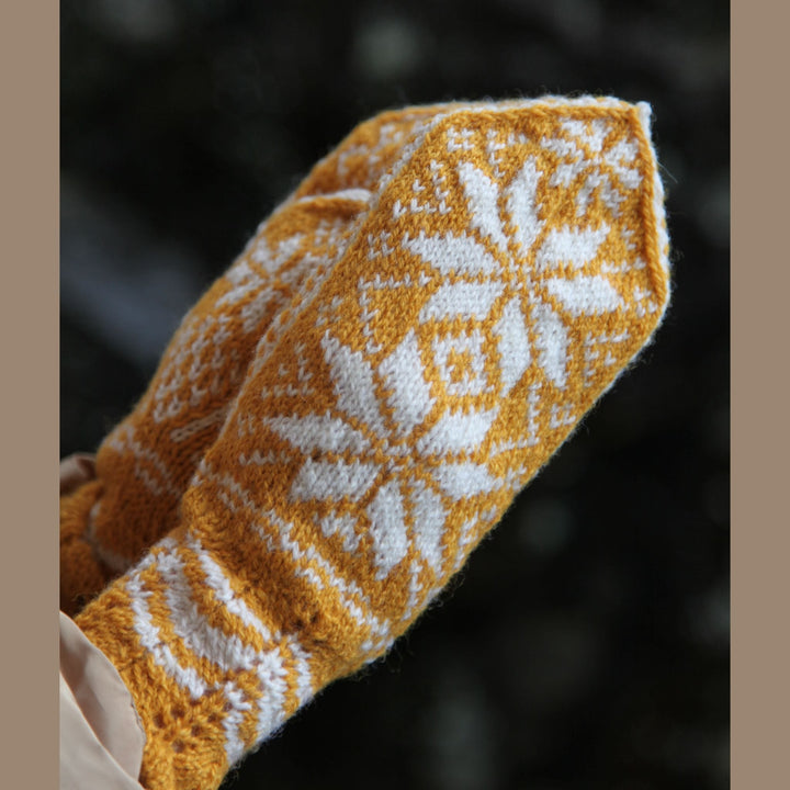 Rose Mittens by Berit Løkken in Ask