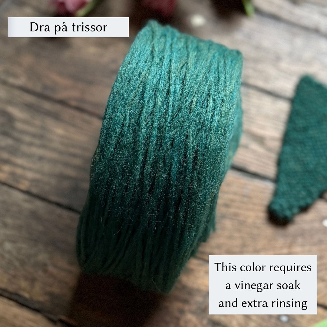 An intense emerald green yarn cake
This color requires a vinegar soak and extra rinsing