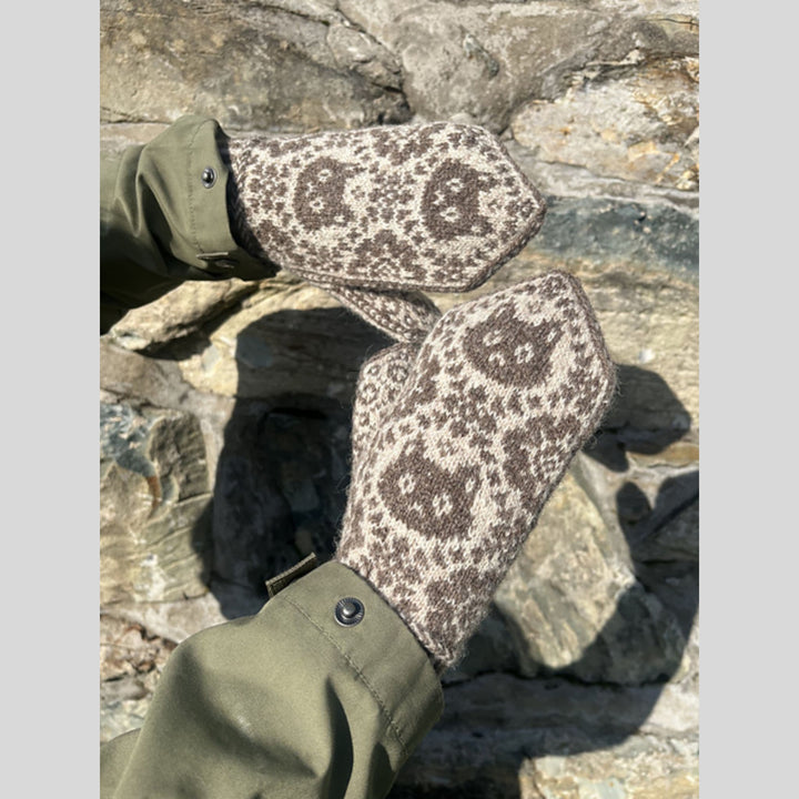 Kitten Catch Mittens by Florence Miller in Jamieson's of Shetland Spindrift