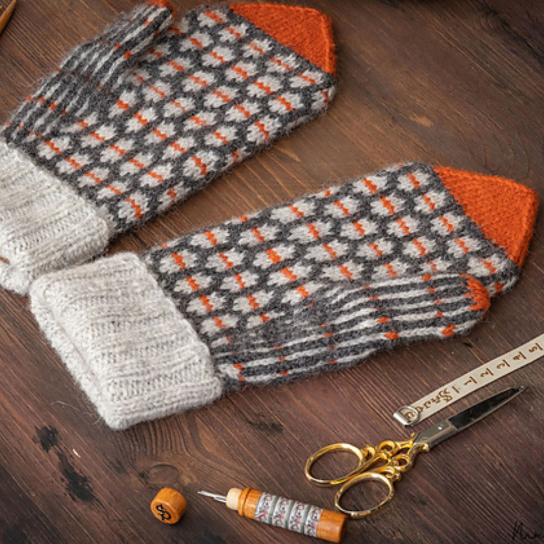Tórshavn Mittens by Norman Schwarze in Strikkegarn