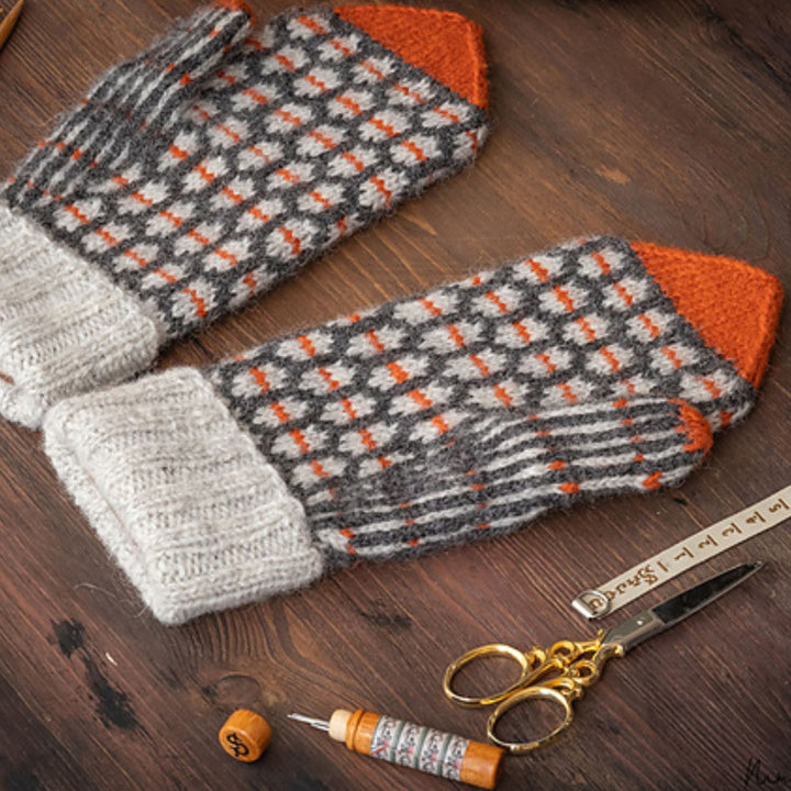 Tórshavn Mittens by Norman Schwarze in Strikkegarn