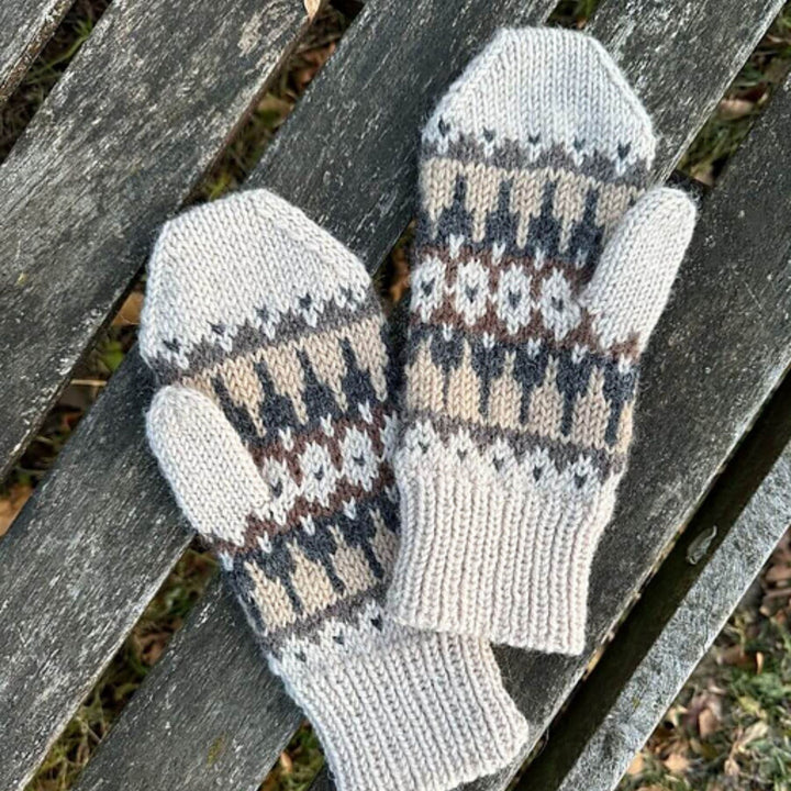 Celeste Mittens by PetiteKnit in Sandnes Garn Peer Gynt