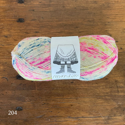 Retrosaria Mondim Fingering weight yarn shown in Color 204 variegated bright pink/yellow and blue. 