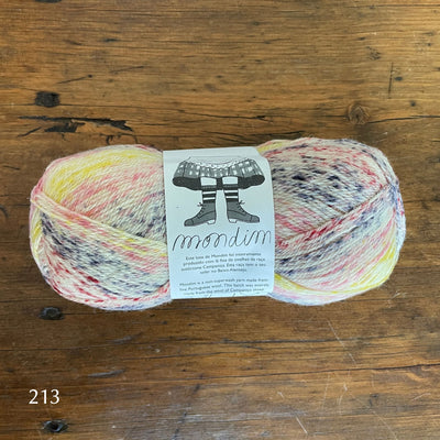 Retrosaria Mondim Fingering weight yarn shown in Color 213 variegated yellow/blue/pinks. 